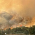 Meštani spašavaju imovinu, vatra im pred kućom! Novi dramatični snimci iz naselja u Deliblatskoj peščari, situacija je sve…