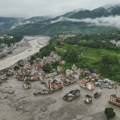 (VIDEO) Voda u Nepalu nosila ogromne, tonama teške stene: Sila prirode u dva snimka