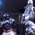 Čovek protiv Terminatora - ali bukvalno! Ludilo mozga! Ušao u kavez sa robotom od 1.8 metara, a onda ga je mašina zakucala u…
