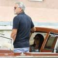 Разуздани шлиц на хаљини открио најзгодније ноге холивуда: Амал Клуни запалила Венецију, ево зашто о њеном стајлингу бруји…