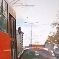 Sudar na Autokomandi: Tramvaj se zakucao u vozilo auto-škole, kamera snimila trenutak udara (video)