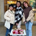 Studentkinje Elektronskog fakulteta u Nišu očarale prolaznike svojim heklanim ružama za Dan žena