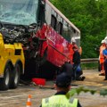 Sudar autobusa i automobila kod Mladenovca — jedna osoba poginula, više od 30 povređeno /foto/