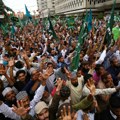 Potpuni haos u Pakistanu, policija udarila na demonstrante: Ima mrtvih, lete kamenice, gore automobili (video)