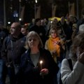 Protest protiv izmeštanja Starog savskog mosta: Okupljeni palili sveće za žrtve nesreće u Novom Sadu