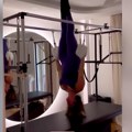 Stoji naglavačke i uvija se kao gimnastičarka: Zbog vežbi koje izvodi poznata voditeljka, ljudi ostali bez teksta