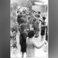 U očevom sakou i tri broja većim cipelama
