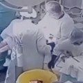 (Video) Najpotresniji snimak zemljotresa u Rusiji! Hirurzi bili usred operacije kada je krenuo razoran potres, ono što su…