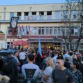 Dekan sa policijom i batinašima upao na DIF u Novom Sadu, polomljeni prozori