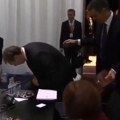 Vučićeve muke sa stolicom: Pogledajte kako predsednik zbunjeno traži svoje mesto VIDEO