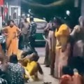 Pokušaj masovnog samoubistva: Transrodne osobe prebačene u bolnicu: Konzumirali tečnost za čišćenje podova (video)