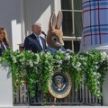VIDEO Bizarna scena iz Bele kuće: Tramp preti Iranu dok pored njega stoje Melanija i uskršnji zec
