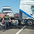 Kamion probio zaštitnu ogradu pa ostao poprečen nasred auto-puta: Udes kod petlje Požarevac, saobraćaj otežan u oba smera…