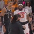 Nesvakidašnja scena u NBA finalu: Navijač upao na teren, Vembanjama gledao u šoku VIDEO