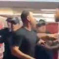 (Video) Skandal! Tajrik DžONS upao u svlačionicu i udario nana: Olimpijakos je šampion, Milutinov perfektan