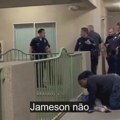 VIDEO Jezive scene iz SAD: Američki policajci ubili ženi psa jer je slavila pobedu Niksa, njih 20 je gledalo dok je na…