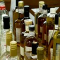 Ode 2.300 litara rakije u nepovrat! Policija reagovala zbog nesvakidašnjeg prekršaja, kazna na hiljade evra