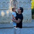 Slika od milion dolara Darko Lazić sa ženom i decom u crkvi, pevač se uslikao ispred svetinje, fotografije preplavile mreže…