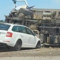 Teška saobraćajka kod Niša Prevrnuo se kamion, automobil u punoj brzini naleteo na njega (VIDEO)
