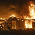 Izgoreo pomoćni objeka na imanju kod Topole: Čoveku izgorele životinje i drva dok je slavio punoletstvo unuku, komšije u…
