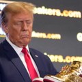 Trampova linija zlatnih patika „Nikad ne odustaj“ – prvih hiljadu za 399 dolara po paru