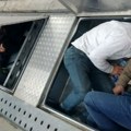 Carinici sprečili šverc migranata u gazištima autoprikolice (FOTO)