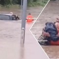 Ovo je pravi heroj! Hrabri muškarac spasao deku iz potopljenog auta: "Svaka mu čast, sačuvao je jedan život!" video