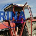 I vozi traktor, ali i otvara kapiju: Jelena (47) iz sela Rajkovac kod Topole je žena zmaj, ona i suprug zajedno obrađuju 30…