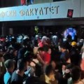 (Video) Ponovo napad na policiju u Novom Sadu: Blokaderi pokušali da uđu u zgradu Filozofskog fakulteta