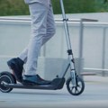 Ovo se ne viđa svaki dan Vozač ostao zaglavljen u semaforu, nakon što je na njega naleteo električnim trotinetom (video)