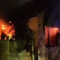 FOTO, VIDEO: Izgorela kuća u Zmajevu, muškarac prevezen u Urgentni centar