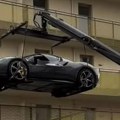 "Ferari" prizemljen: Vlasnik besnog automobila smislio kako da ga sačuva od zime, ali je plan propao: Moraće sa balkona da ga…