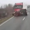 Pojavio se uznemirujuć snimak! Pogledajte trenutak kada se kombi sa navijačima paoka zakucao u kamion! Od vozila nije ništa…