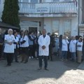 "Cilj da se najdirektnije pomogne Rašiću" Protest radnika Doma zdravlja u Gračanici zbog hapšenja direktora zdravstvenih i…