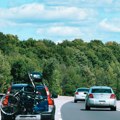 Koliko brzina, klima-uređaj i teret u kolima povećavaju potrošnju goriva: Saveti stručnjaka za ekonomičniju vožnju