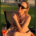 Zgodna plavuša (48) grmi u bikiniju i pije koktel: Udala se za 10 godina starijeg, a zategnuto telo ostavlja bez daha