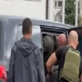 Jedan od uhapšenih u Banjskoj priveden u policijsku stanicu u Kosovskoj Mitrovici (video)