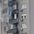 Požar u u učiteljskom naselju Gust dim se širi sa terase (video)