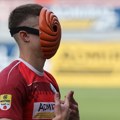 Fudbaler IMT-a sa maskom lika iz crtaća - neobična proslava gola u Superligi Srbije