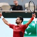 Uživo: Novak gubi sa 2-1 u setovima, ponovo tražio pomoć