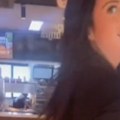 Da li je ova žena normalna? Ušla u restoran brze hrane i uradila nešto odvratno, ljudi je urnišu na mrežama! (video)