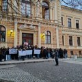 Jovina gimnazija od jutros u blokadi: Učenici traže od direktora da im se javno izvini i da povuče izvinjenje koje je uputio…