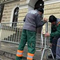 Postavljena ZAŠTITNA OGRADA ispred zgrade Prve gimnazije sa koje je pao deo fasade (FOTO)