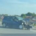 Tri automobila pored puta, jedan uništen s prednje strane: Saobraćajna nezgoda na obilaznici