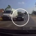 Ovako se ide u smrt! Snimljena bezobzirna vožnja kod Obrenovca, preko pune se zaleće u automobil