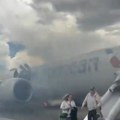 Avion gori, putnici beže po pisti: NJih 150 hitno evakuisano - ima povređenih (video)