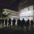 Policija kordonima i maricama čuvala SNS, demonstranti ih ignorisali (foto–video)