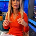 Svi gledaju dekolte voditeljke: Rts-a Ima 52 godine i izgleda kao avion u mini haljini (Foto)