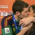 Fudbaler u uživo prenosu poljubio sportsku novinarku Njihov poljubac obišao svet, evo kako se sve završilo! (video)