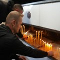 Pešaci sa Kosova i Metohije u Preljini zapalili sveće i odali poštu tragično stradalima u padu nadstrešnice